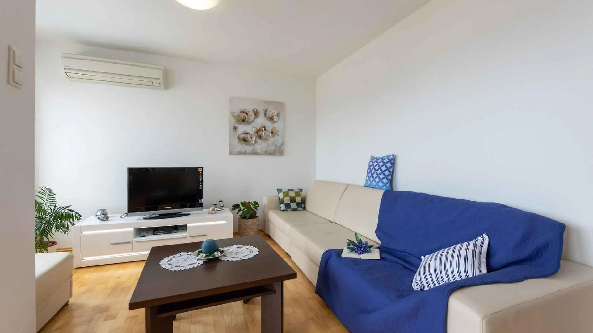 Apartments In Crikvenica 41686 0*,